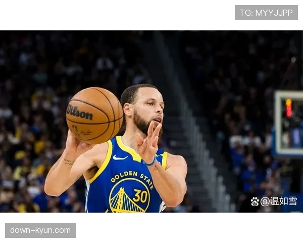 特写：库里命中超远三分后，对方底线发球瞬间已遭遇全场紧逼